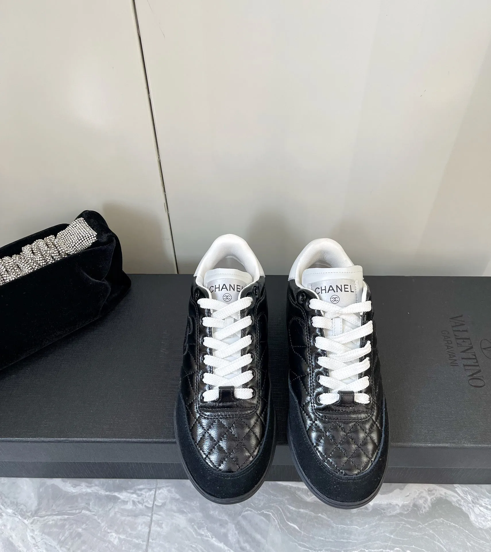 👟👟Ex-factory price 520👟👟Women's shoes, women's clothing 𝐂𝐇𝐀𝐍𝐄𝐋 Chanel's latest rhombus sports sneakers, new color white shoes ✔️ Full cowhide leather surface. The new color matching fabric adds many elements to make it look very delicate. It makes your legs look longer when you put it on. Authentic counter replica. It can be said that the upper part is really super comfortable! Size: 35-40 original packaging